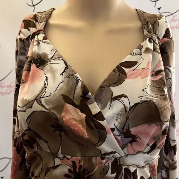 Unbranded. Size Small. Stretch V-Neck Pullover. 3/4 Sleeve. Floral. B90 - Picture 3 of 3